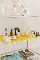 옐로우 포인트 선반의 감각적인 오피스 스타일링